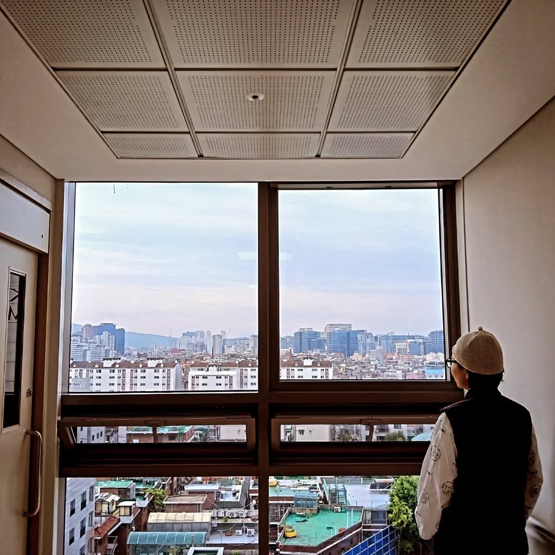 Photo by 지식공동체 그믐 l 온라인 독서모임 플랫폼 on April 25, 2026. May be an image of cloud, Tokyo Tower, skyscraper, window, buildings and text.