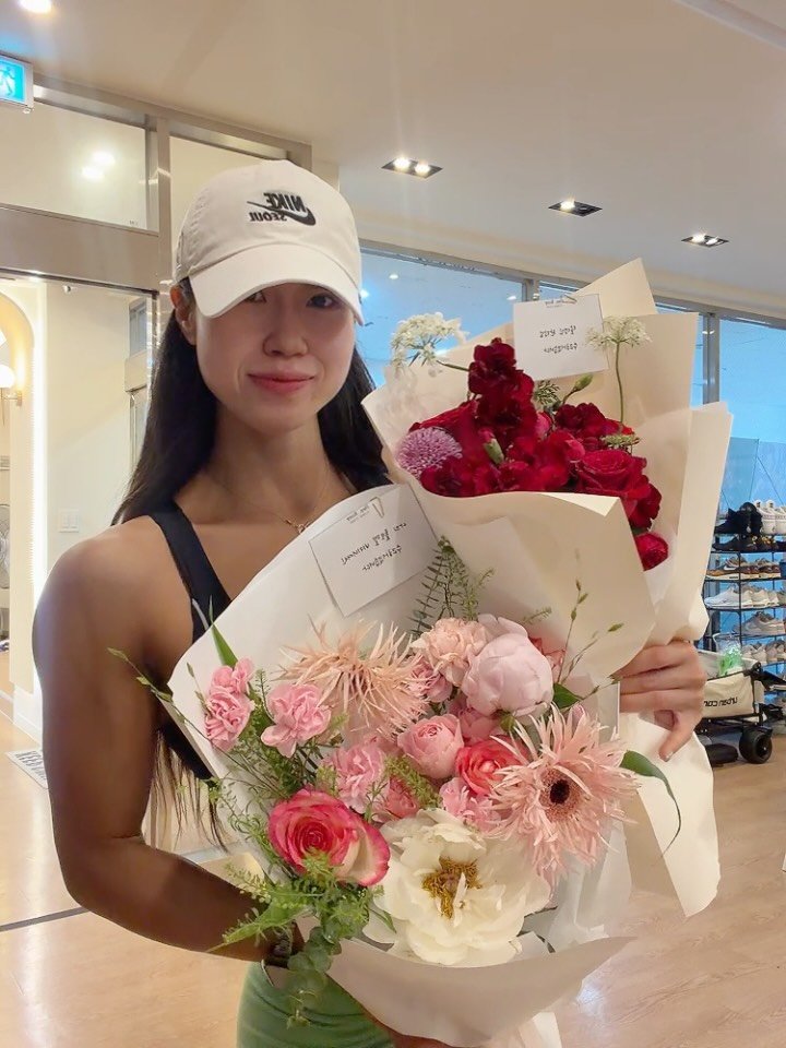 go__od.mk 게시물 이미지: 🌸🌹

말도 없이 오신 것도 감동이었는데, 
오빠랑 내 꽃을...