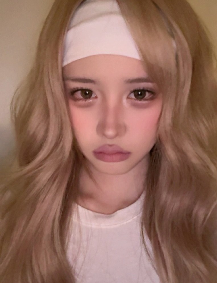 Photo by 고마난 GOMANAN on February 17, 2026. May be a selfie of one or more people, blonde hair, eyeliner, makeup and text.