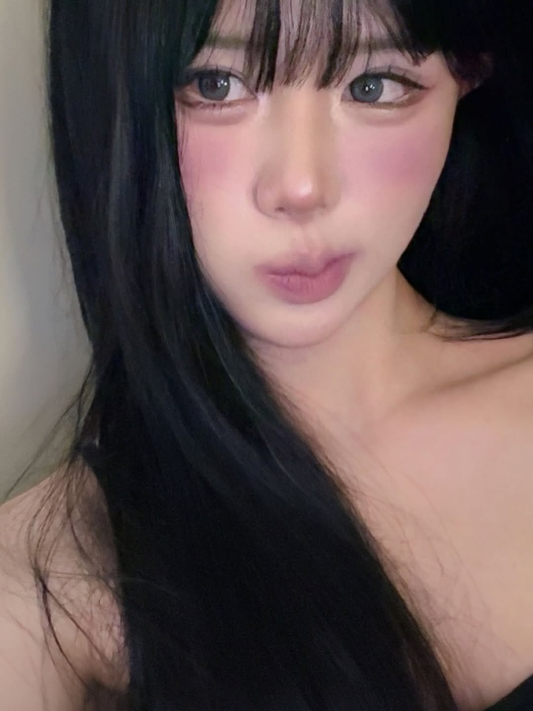 Photo by 고마난 GOMANAN on January 02, 2026. May be a selfie of one or more people, bangs, makeup and text.