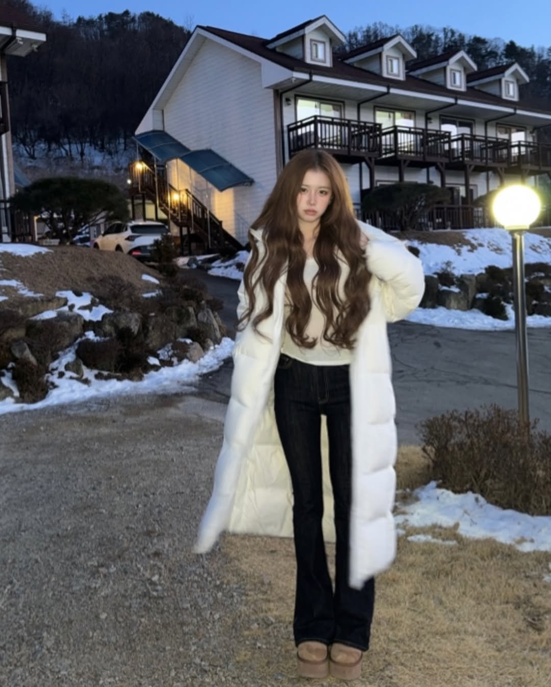 Photo by 고마난 GOMANAN on January 28, 2026. May be an image of sable coat, goosedown coat, duffle coat, jacket, parka and text.