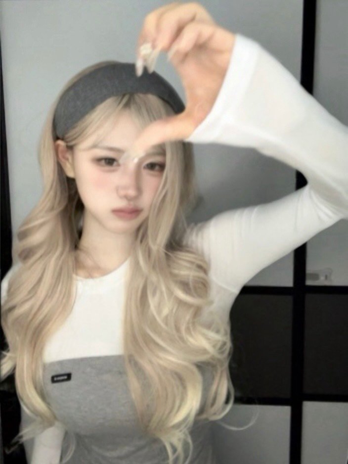 Photo by 고마난 GOMANAN on January 13, 2026. May be an image of one or more people, blonde hair, long hair, top and text.