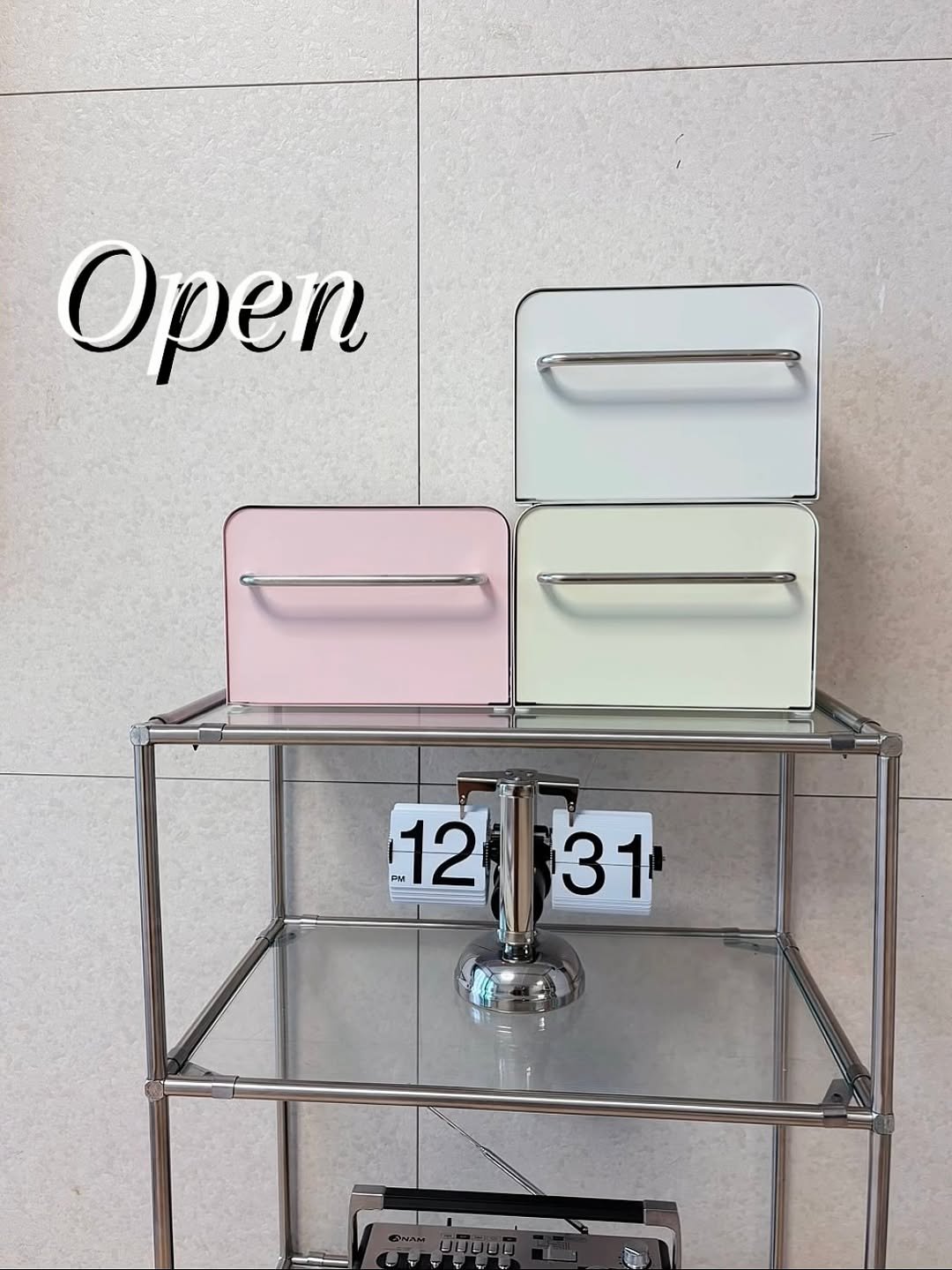 Photo by 갓살림 | 살림템 • 리빙 • 정리 • 청소 on October 12, 2025. May be an image of clothes hanger, rack, clipboard, cart and text that says 'Open 1231 PM 12 31'.