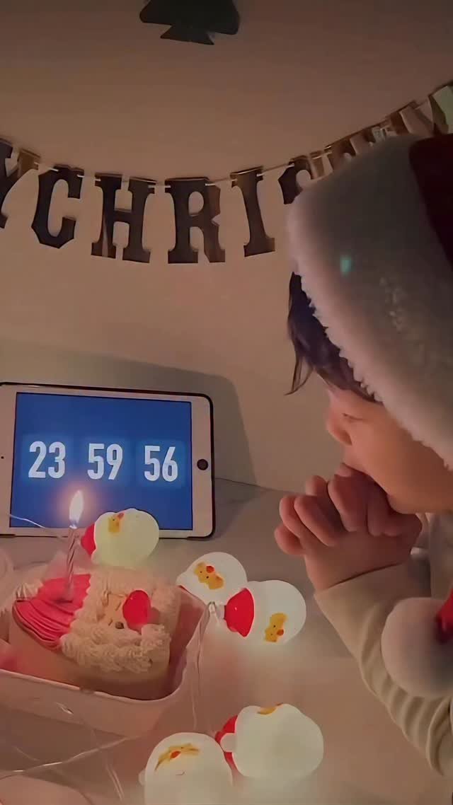 god_salrim 게시물 이미지: 🎄메리크리스마스🎅🏻🎁🎈🎈🎈
4살에 찍었던 크리스마스릴스♥️

육아에 벅차 너가 빨리...