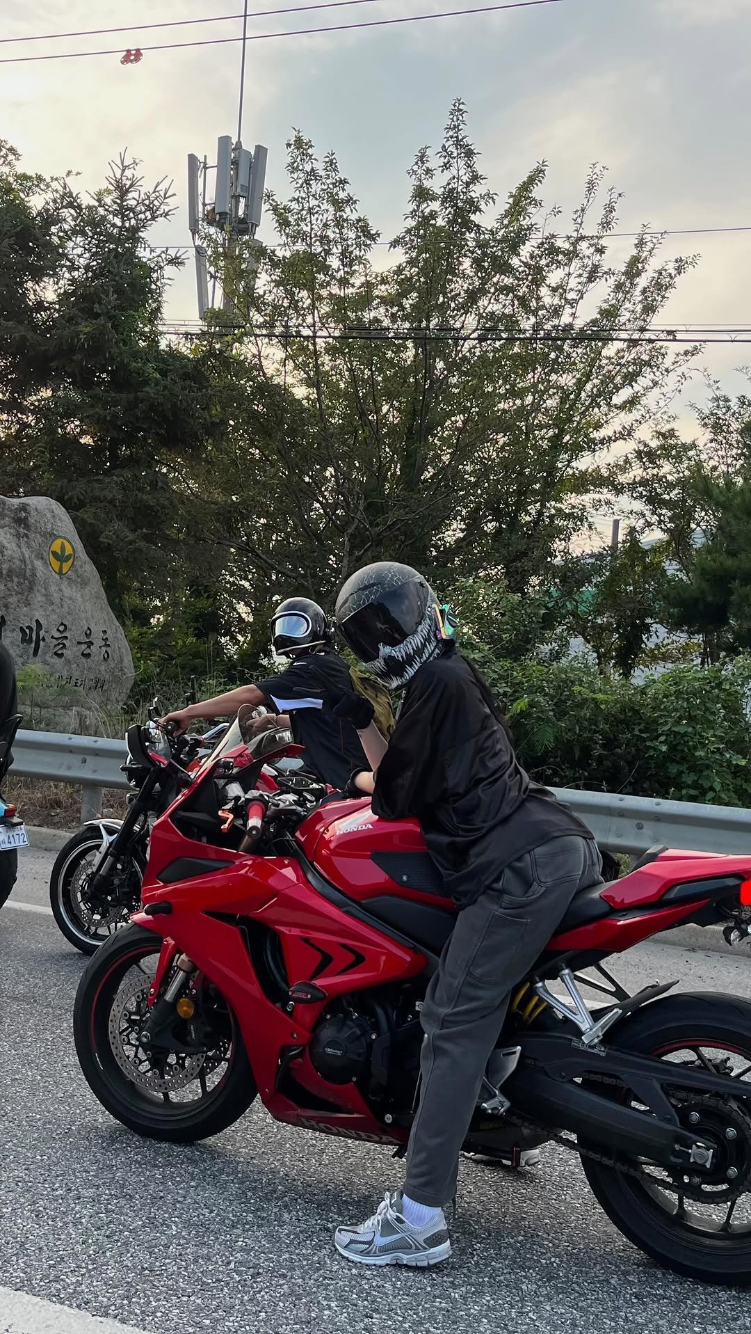 godasilver_ 게시물 이미지: 흰티 안입었으면 클날뻔

#바이크 #라이딩 #650r #bike #honda #motorcycle
