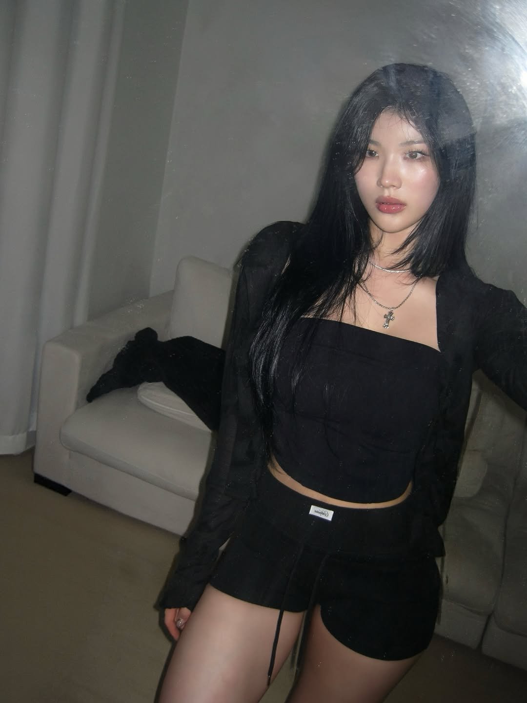 godasilver_ 게시물 이미지: 날씨 우중충하니 너무 좋네
가디건 살짝 걸쳐 🦋🖤

@avandress_...