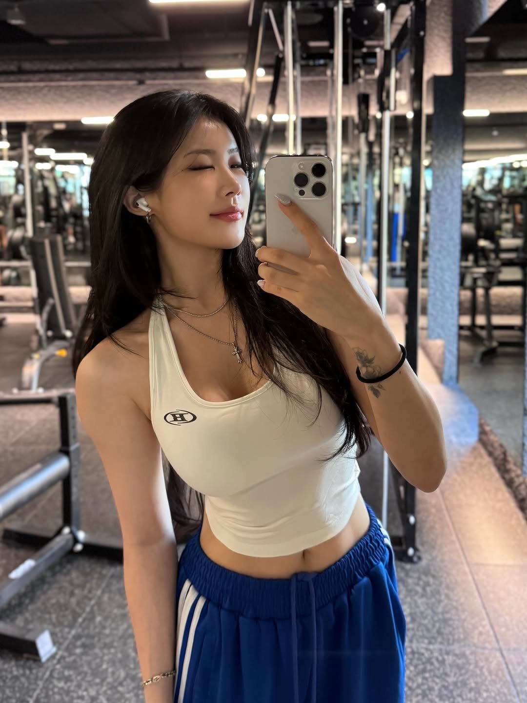 godasilver_ 게시물 이미지: 운동 전 밝다은
퇴근 후 피곤하다은

#gym 

@borntowin.co.kr
