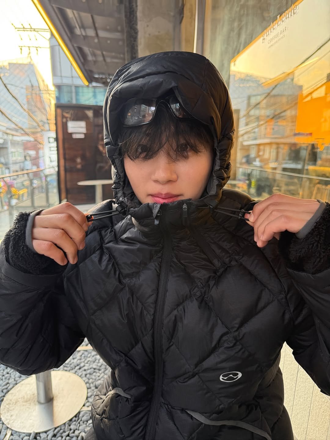 Photo by 황금상 on November 20, 2025. May be an image of duffle coat, overcoat, goosedown coat, snowsuit, face mask, jacket, raincoat, parka, glasses and text.