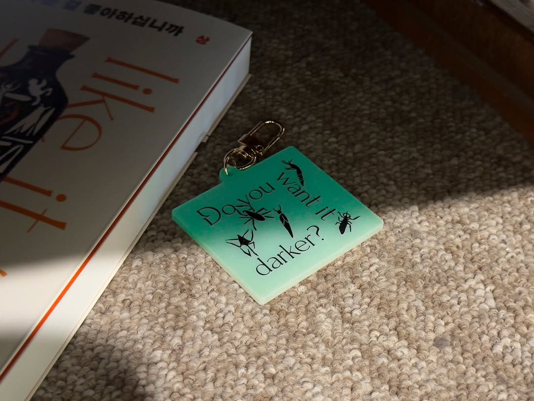 Photo by 황금가지 on August 13, 2025. May be an image of book, carpet and text that says 'darker? LO darker?'.