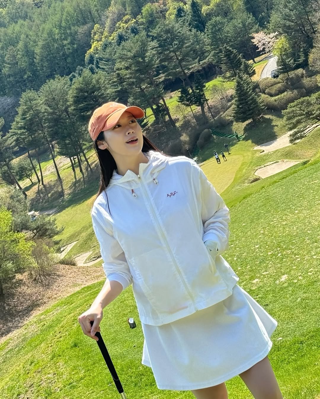 Photo shared by 골쀼ㅣ골프 인플루언서⛳ on April 27, 2026 tagging @apcgolf. May be an image of golf, parka, golf course and text.