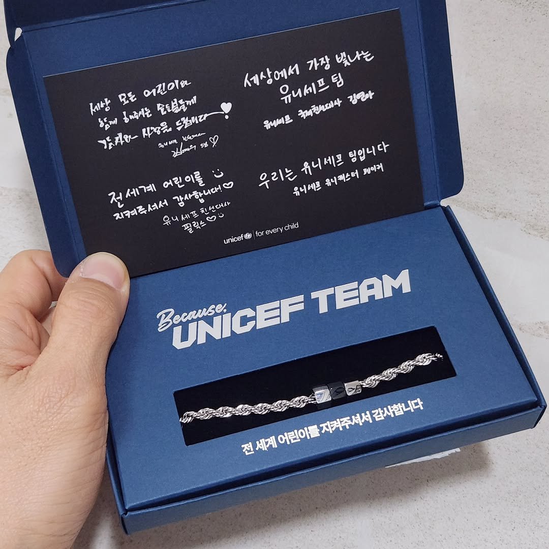 Photo by 골퍼 아프로 on April 16, 2026. May be an image of poster, card, mouse pad, box, hamper, carton and text.