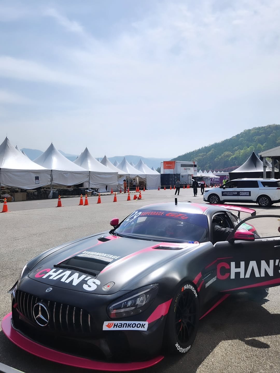 Photo shared by 골퍼 아프로 on April 19, 2026 tagging @vips_kr, and @extreme.kr. May be an image of racing vehicles, race car and text.