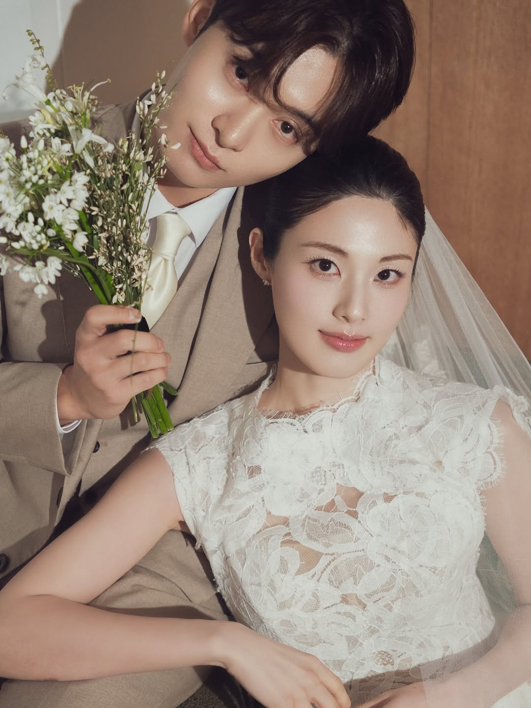 Photo by 고마고마한 하루 on April 03, 2026. May be an image of one or more people, hair, makeup, baby's-breath, wedding and text.