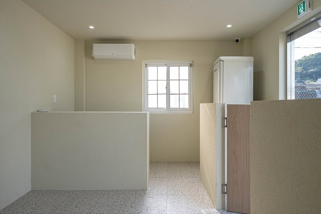 Photo by 고미컴퍼니 (GOMI COMPANY) on October 13, 2025. May be an image of sink, furniture, indoors and kitchen.