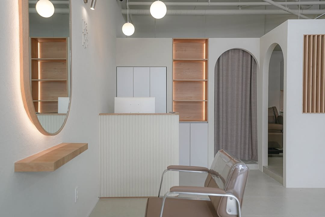 Photo by 고미컴퍼니 (GOMI COMPANY) on September 07, 2025. May be an image of lighting, furniture, indoors, sliding door, office and text.