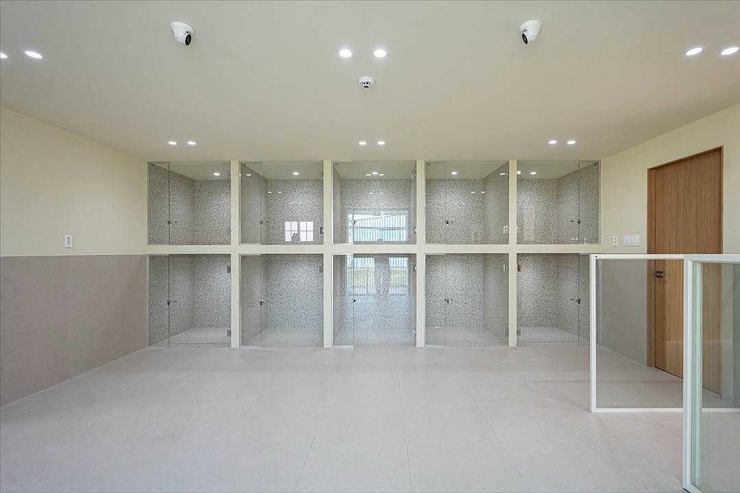 Photo by 고미컴퍼니 (GOMI COMPANY) on October 13, 2025. May be an image of lighting, furniture, indoors and sliding door.