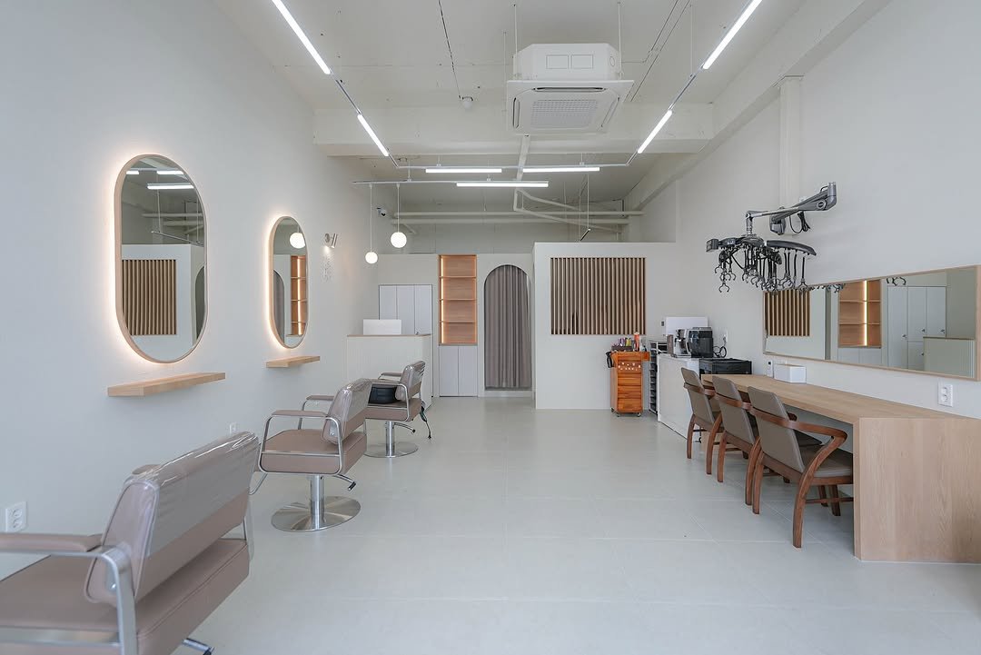 Photo by 고미컴퍼니 (GOMI COMPANY) on September 07, 2025. May be an image of lighting, furniture, indoors, office and text.