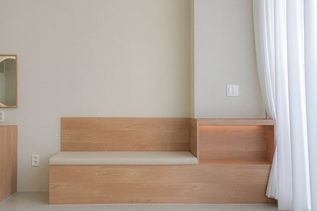 Photo by 고미컴퍼니 (GOMI COMPANY) on September 07, 2025. May be an image of sink, furniture, indoors and text.