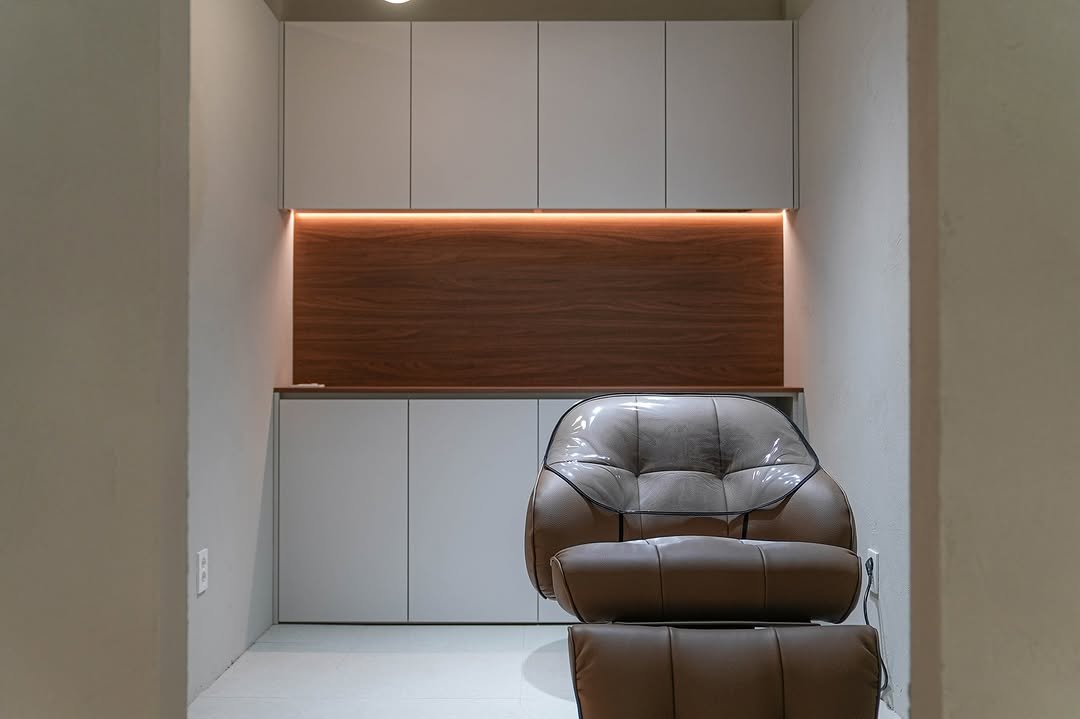 Photo by 고미컴퍼니 (GOMI COMPANY) on June 04, 2025. May be an image of lighting, furniture and indoors.