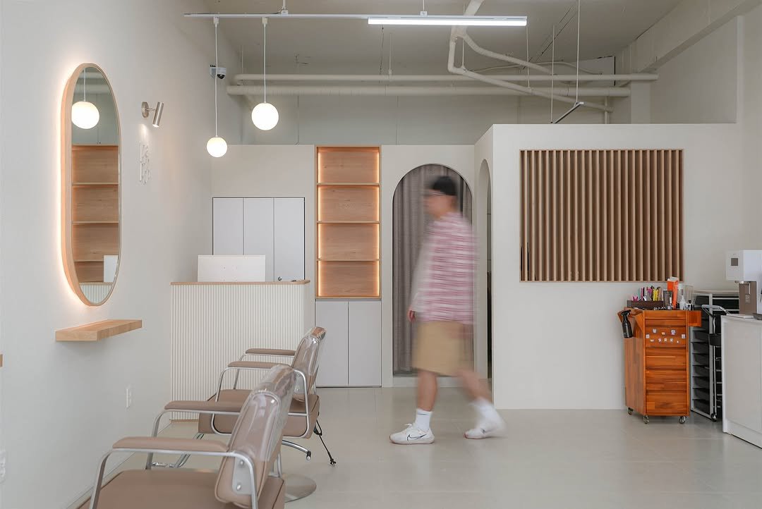 Photo by 고미컴퍼니 (GOMI COMPANY) on September 07, 2025. May be an image of 1 person, indoors, office and text.
