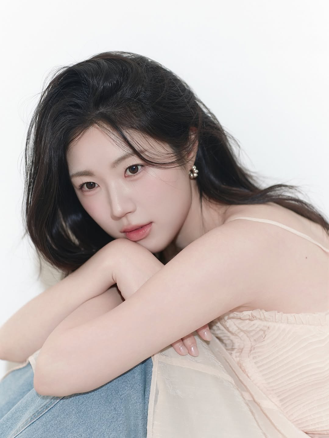 Photo by 곰송이 Songyi Moon on January 10, 2026. May be an image of one or more people, makeup, hair and text.