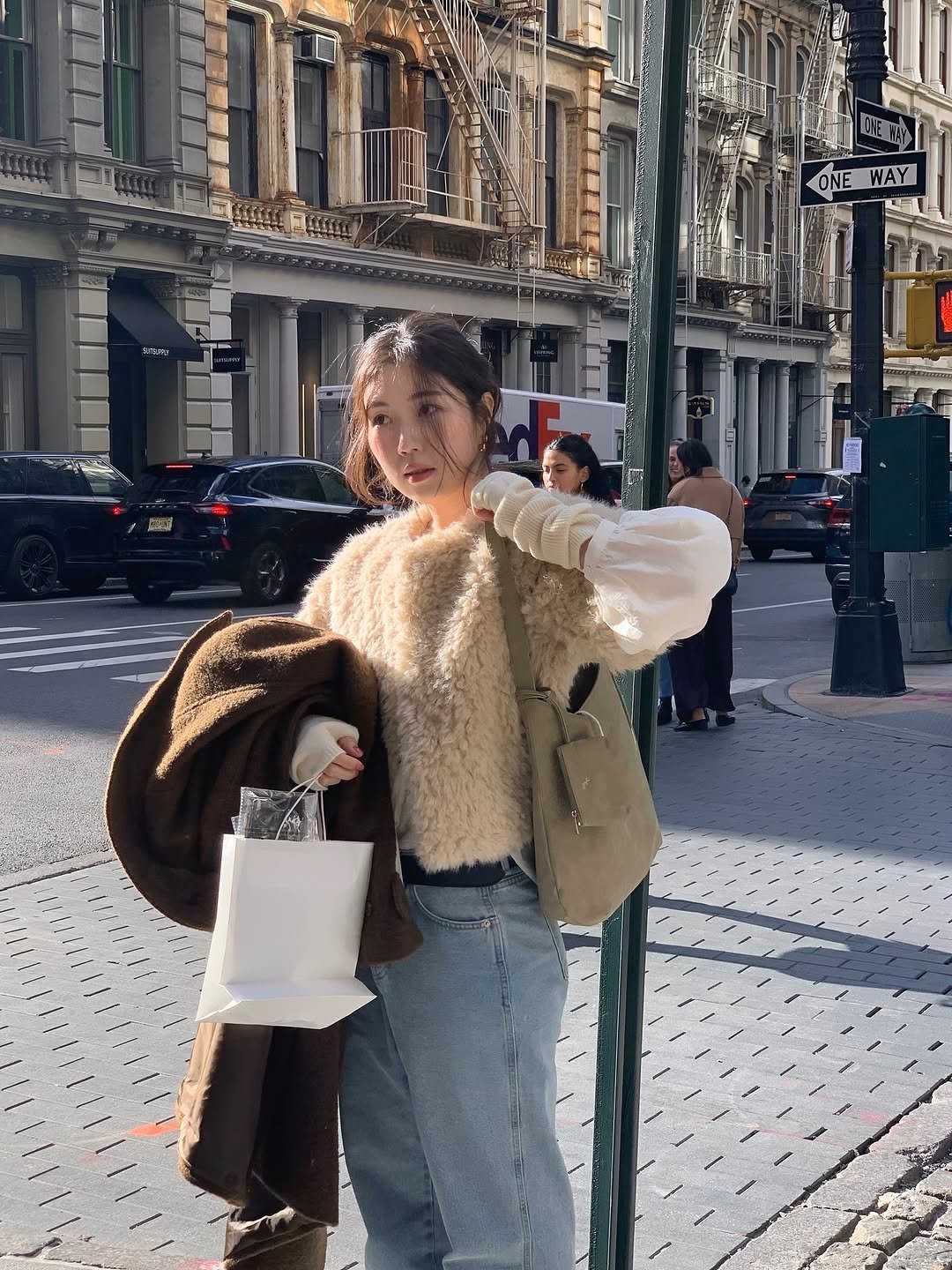 Photo shared by 곰송이 Songyi Moon on November 09, 2025 tagging @mucu_ebony. May be an image of overcoat, duffle coat, turtleneck, cornflower, street and text.