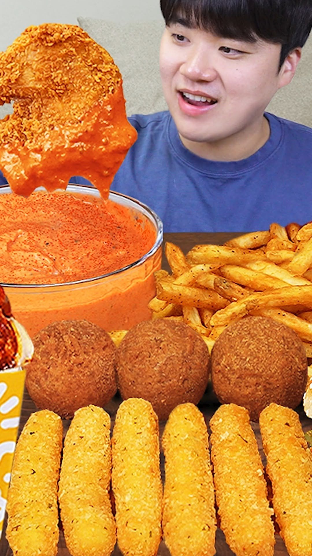 gongsam_table 게시물 이미지: Mom's Touch Mukbang!!!🍔🍗
.
#momstouch #chicken #mukbang