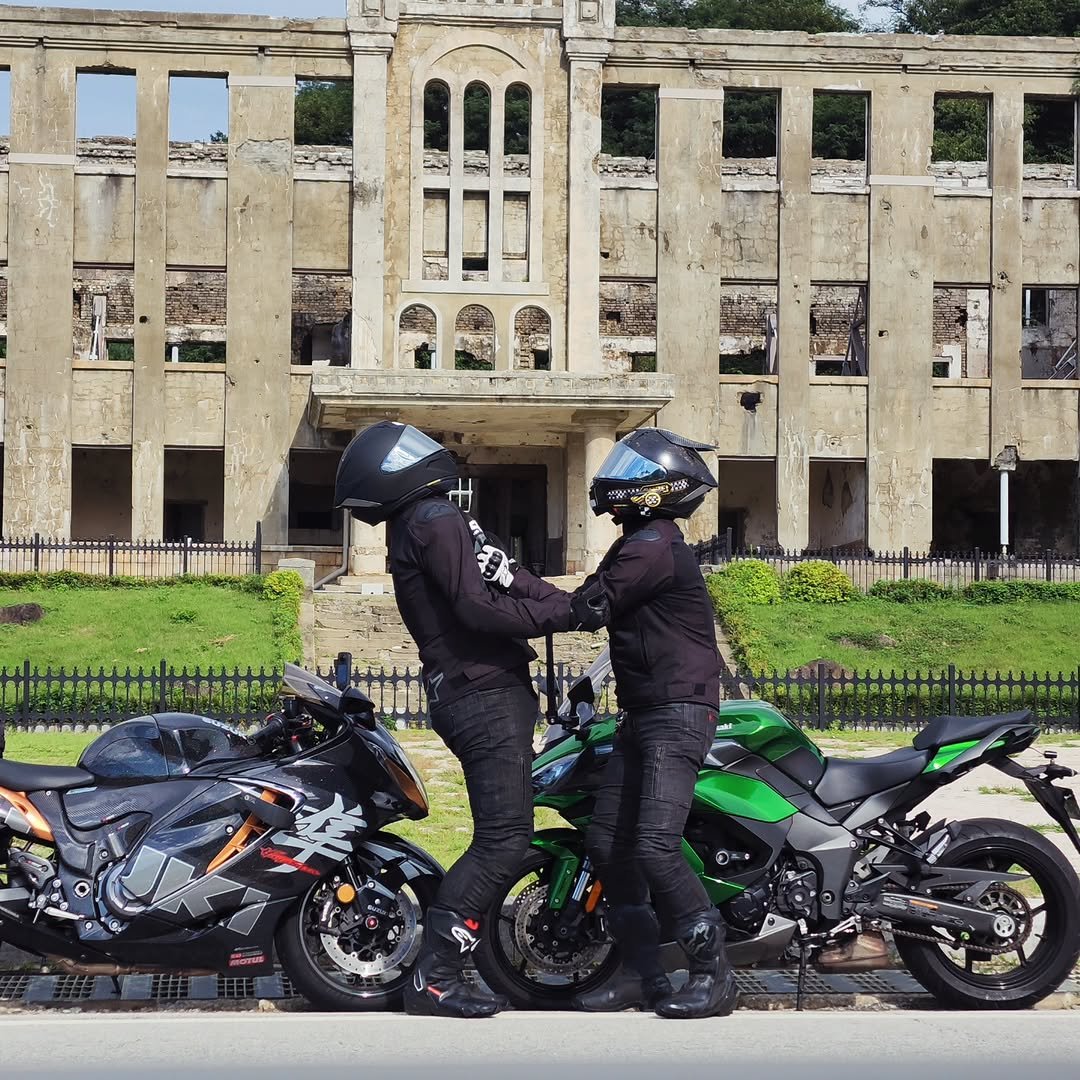 Photo by 정 문곤 on September 09, 2025. May be an image of 2 people, motorcycle, helmet, scooter and text.