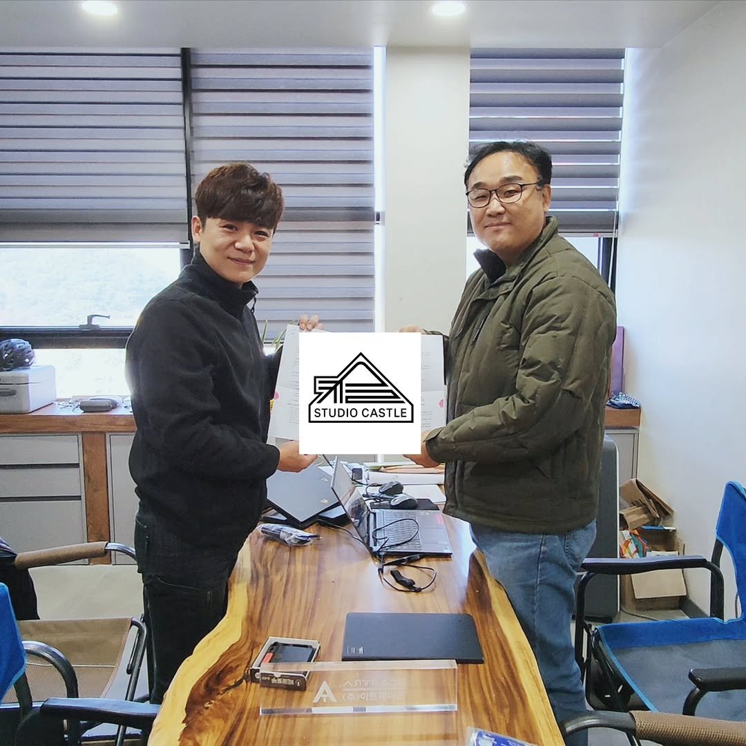 Photo by 정 문곤 on October 29, 2025. May be an image of ‎standing, printer, office and ‎text that says '‎س STUDIO STUDIOCASTLE CASTLE‎'‎‎.