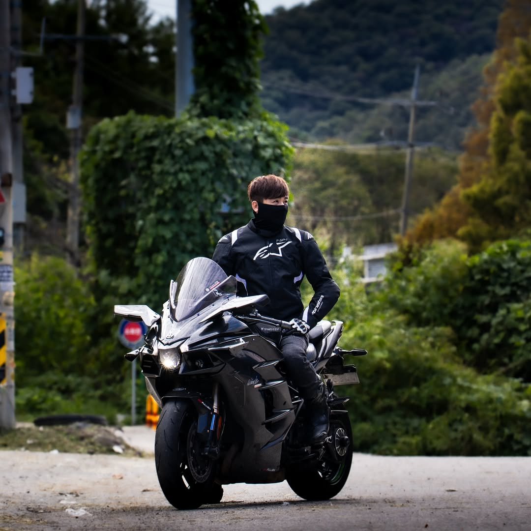 Photo by 정 문곤 on September 23, 2025. May be an image of 1 person, racing a vehicle, motorcycle, wheel, helmet, scooter, road and text.