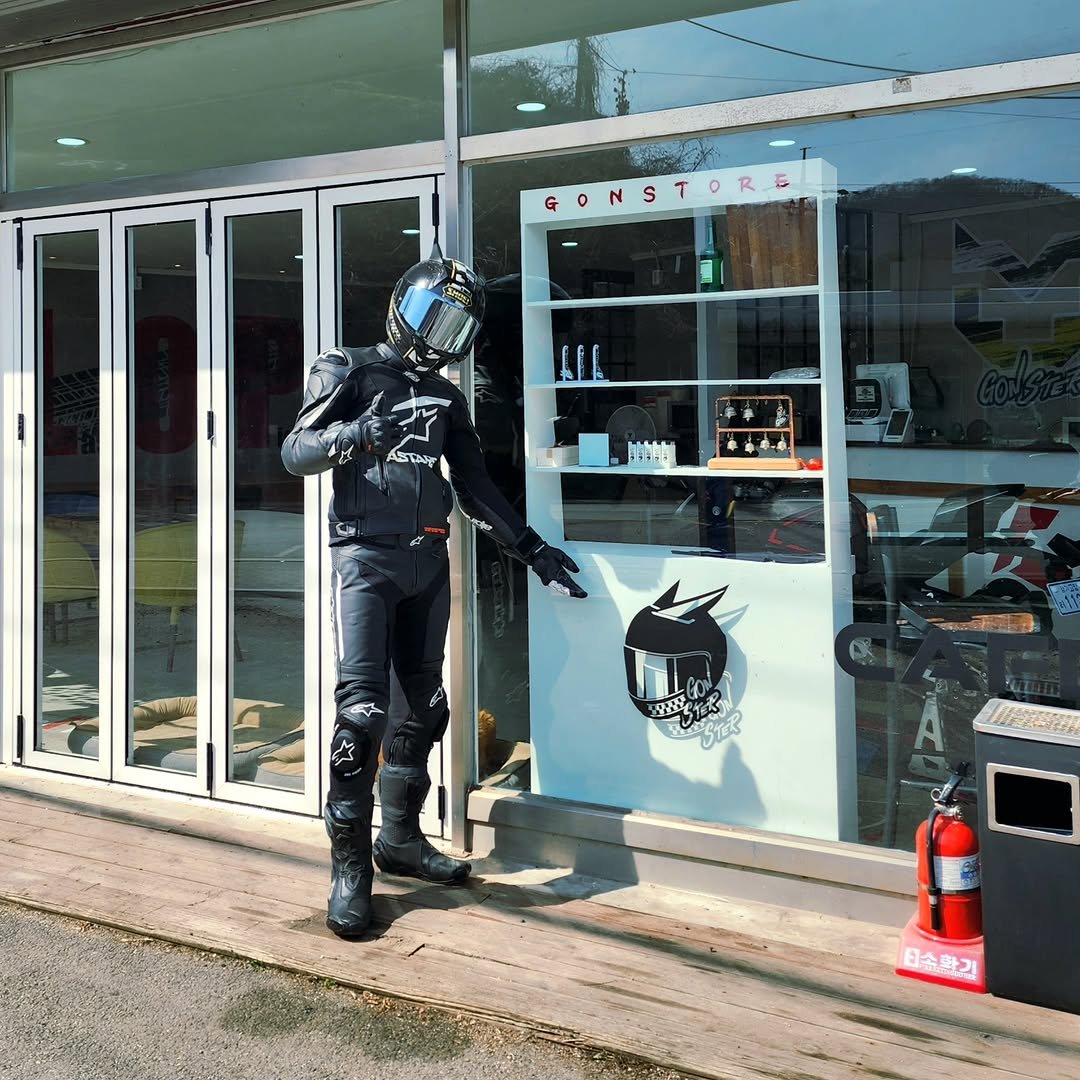 Photo shared by 정 문곤 on March 03, 2026 tagging @last.one.pick. May be an image of motorcycle, display case, helmet, scooter, gas mask, rack and text.