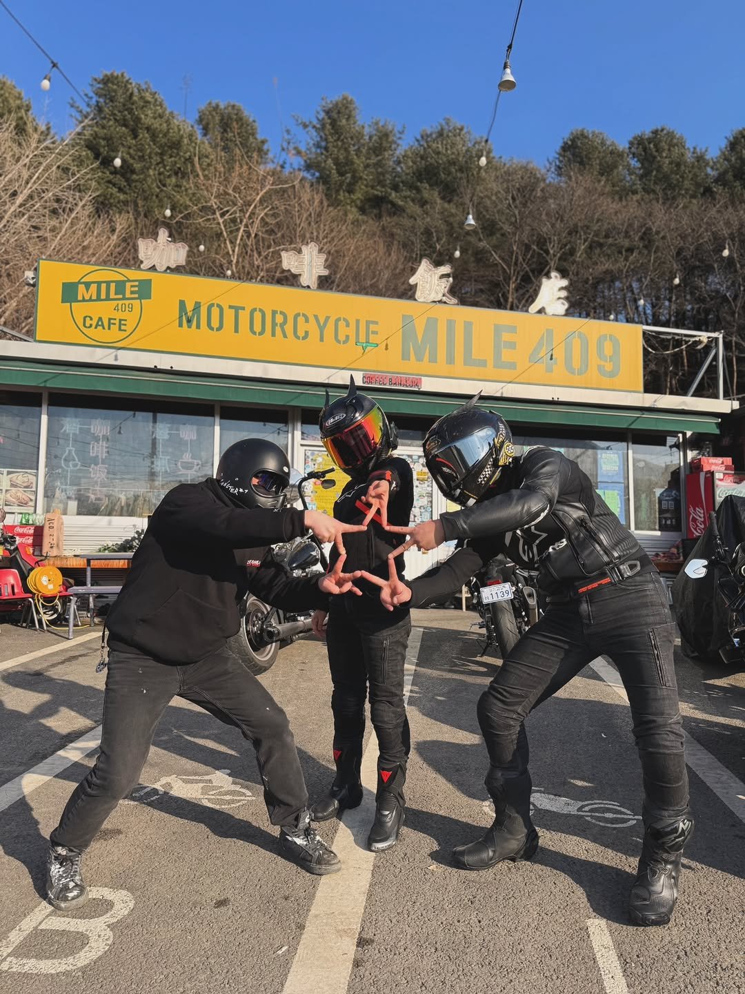 Photo shared by 정 문곤 on February 15, 2026 tagging @sg._.sr450, and @last.one.pick. May be an image of motorcycle, helmet, face mask, scooter and text.