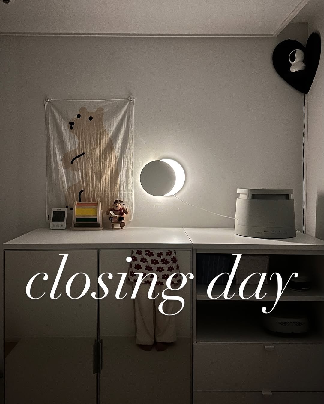 Photo by 쓸모집 | 20평대 작은집 살림 on January 31, 2026. May be an image of lighting and text that says 'closing day'.