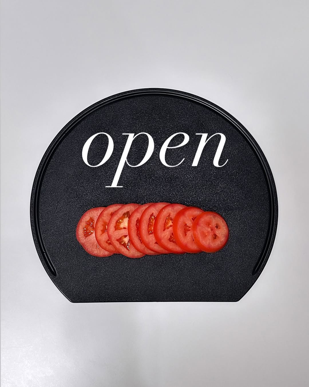 Photo by 쓸모집 | 15평 작은집 살림 on November 16, 2025. May be an image of tomato and text that says 'ореп LACCO'.