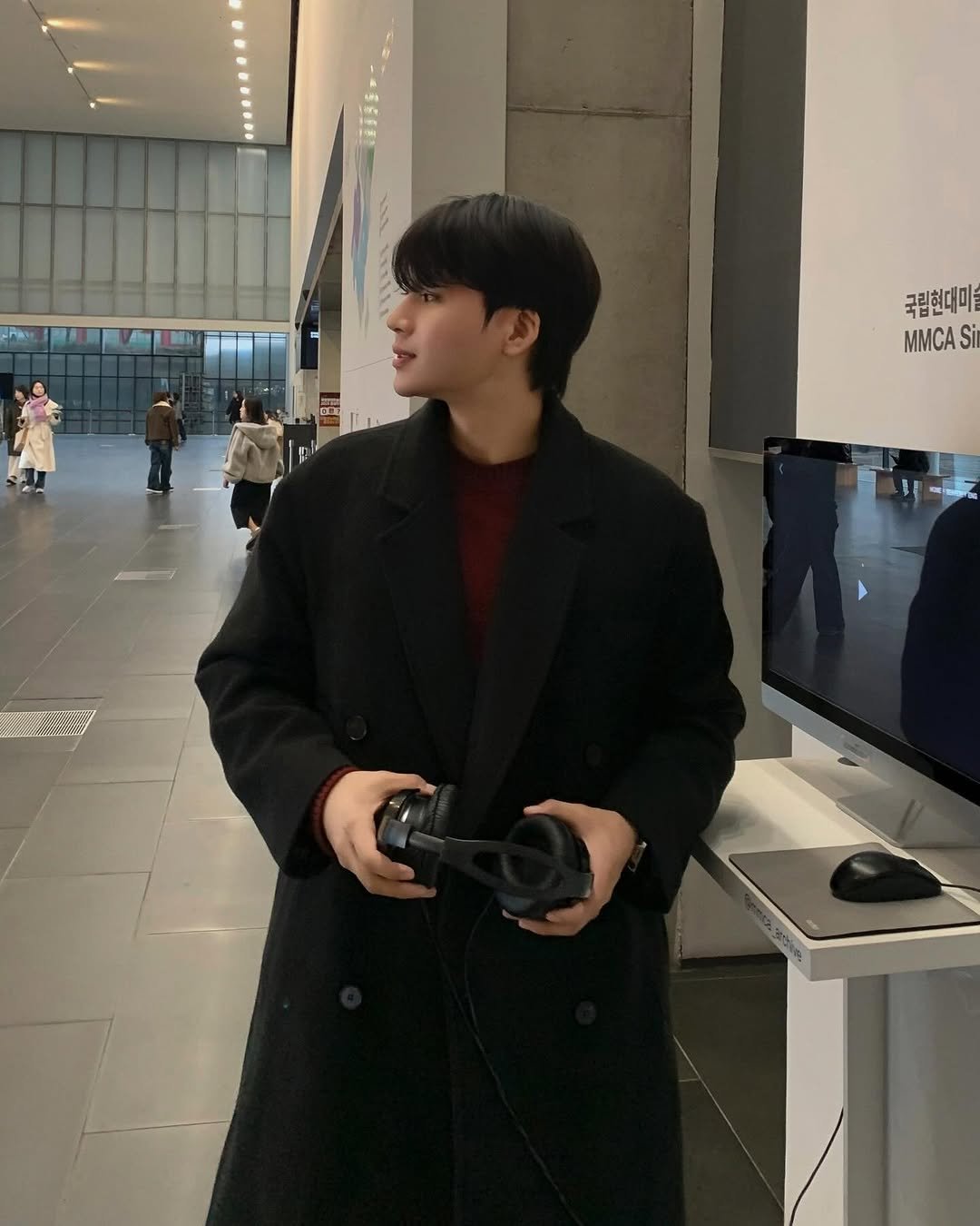Photo shared by Good Look 굿룩 on December 10, 2025 tagging @t.o_y.o. May be an image of one or more people, duffle coat, overcoat, turtleneck and text.