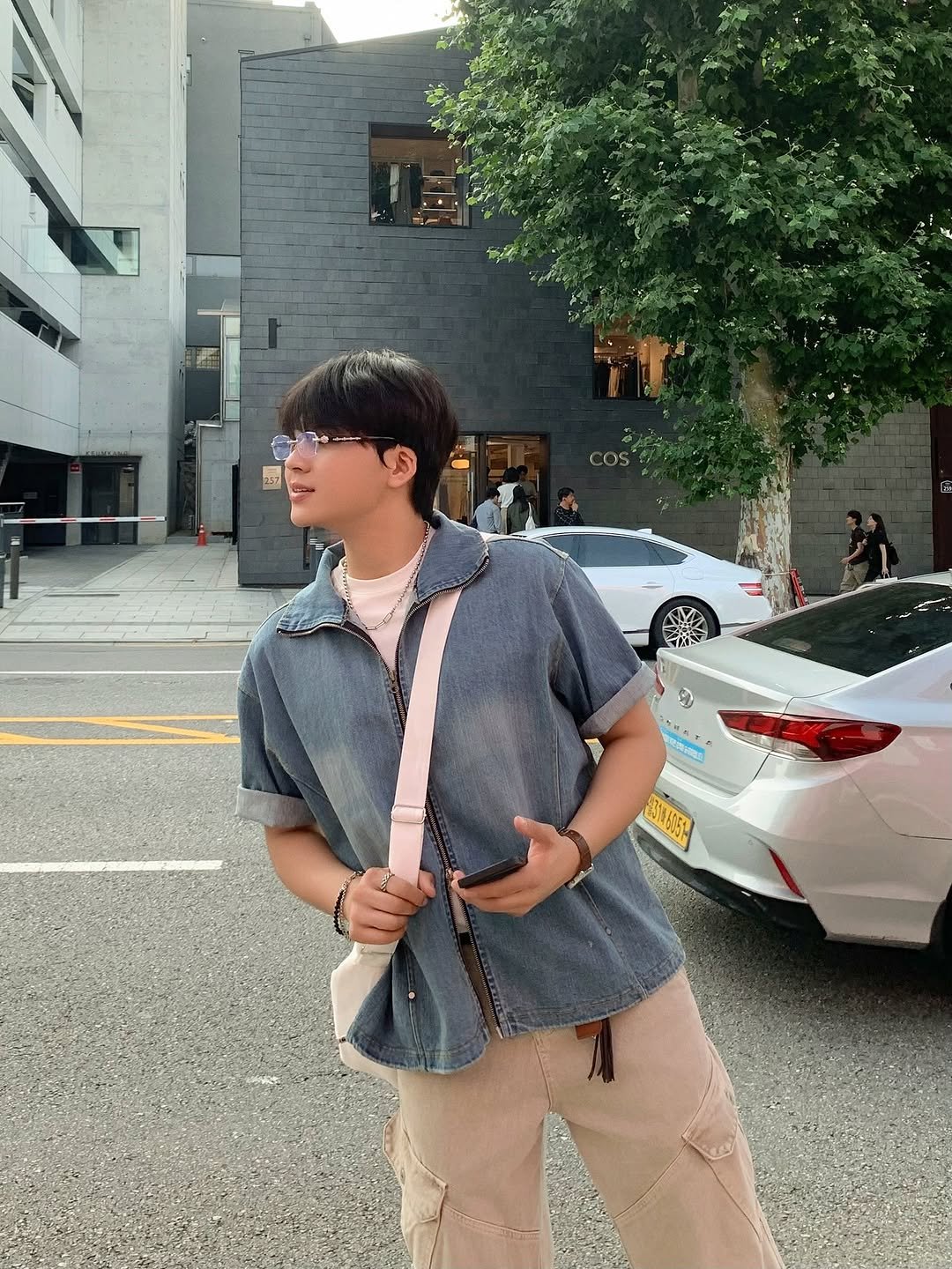 Photo shared by 대표 남자 쇼핑몰 굿룩 (전 품목 무료배송🤍) on July 23, 2025 tagging @t.o_y.o, and @goodlook_kr. May be an image of 4 people, bolo tie and text.