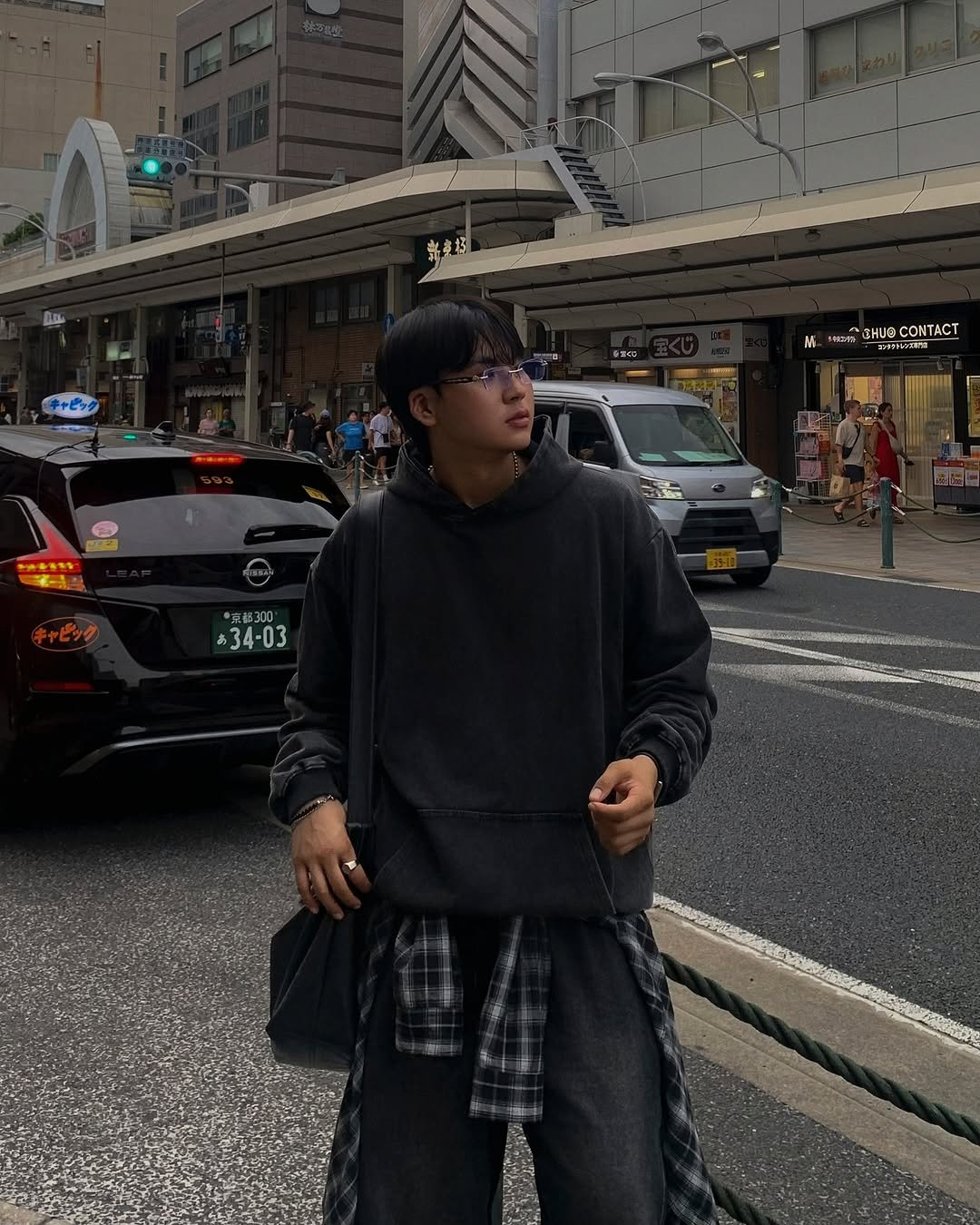 Photo shared by 대표 남자 쇼핑몰 굿룩 (전 품목 무료배송🤍) on September 17, 2025 tagging @t.o_y.o. May be an image of 3 people, duffle coat, parka, sweatpants, street and text.