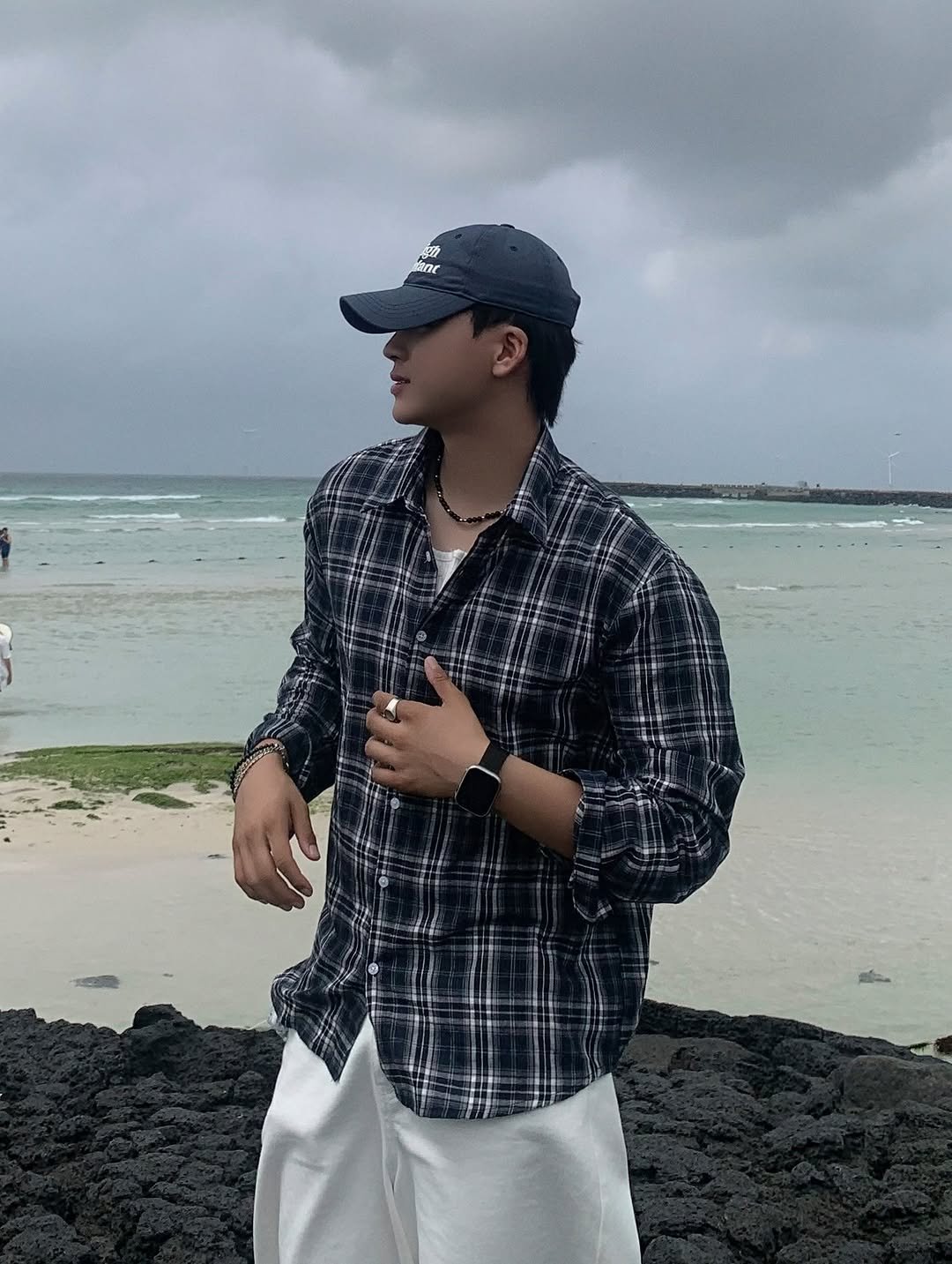 Photo shared by 대표 남자 쇼핑몰 굿룩 (전 품목 무료배송🤍) on August 31, 2025 tagging @t.o_y.o. May be an image of 2 people, ocean, beach and text.
