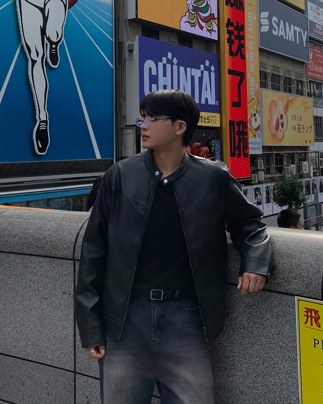 Photo shared by 대표 남자 쇼핑몰 굿룩 (전 품목 무료배송🤍) on October 27, 2025 tagging @t.o_y.o. May be an image of duffle coat, overcoat, signboard, Times Square and text.