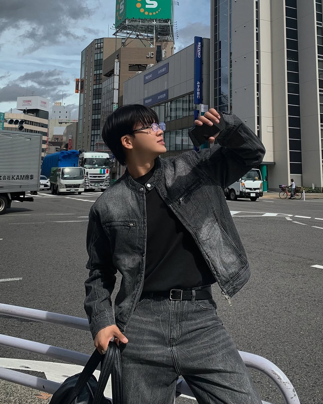 Photo shared by 대표 남자 쇼핑몰 굿룩 (전 품목 무료배송🤍) on October 23, 2025 tagging @t.o_y.o. May be an image of coat, street and text.