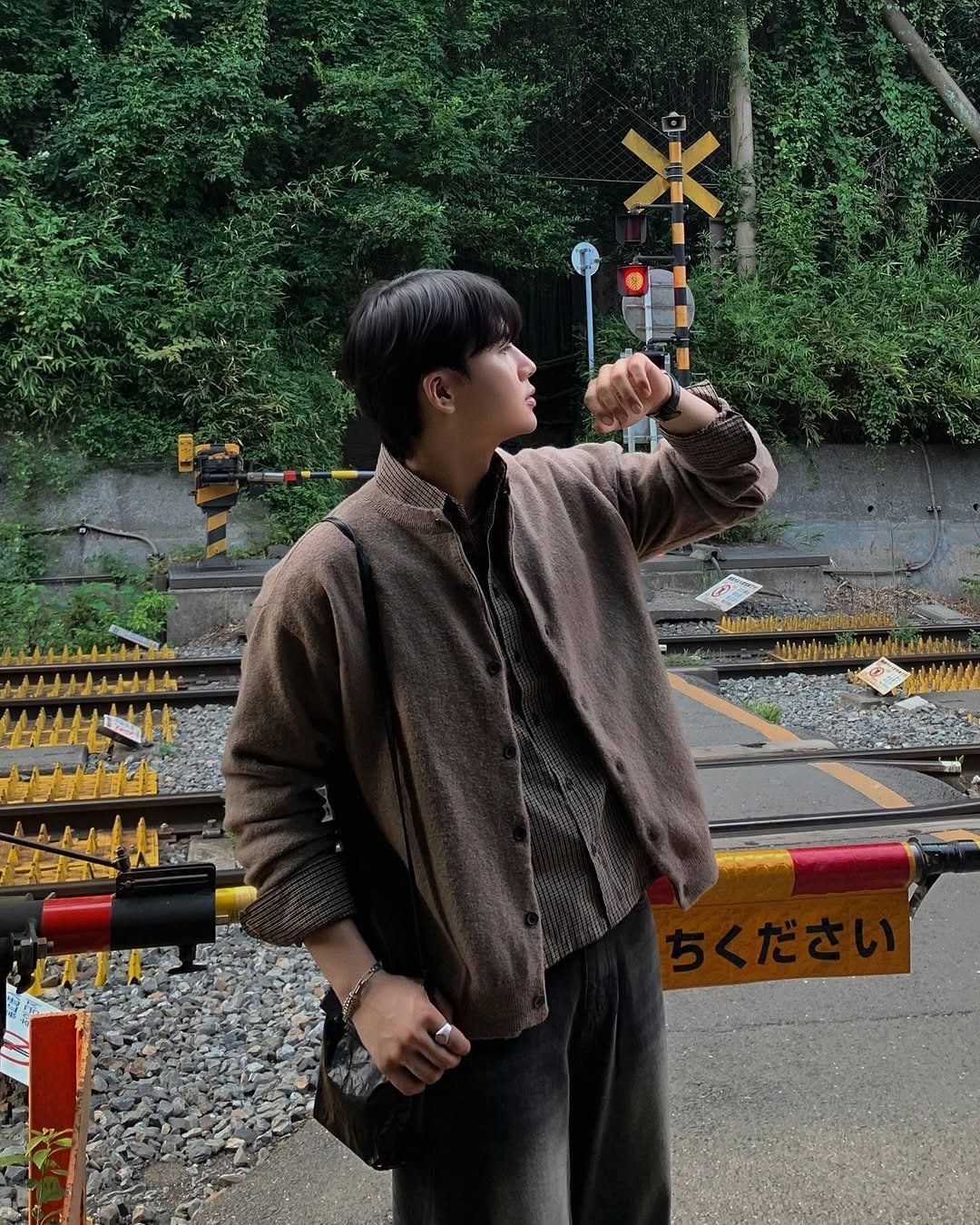 Photo shared by 대표 남자 쇼핑몰 굿룩 (전 품목 무료배송🤍) on October 21, 2025 tagging @t.o_y.o. May be an image of duffle coat, overcoat, train, parka and text.