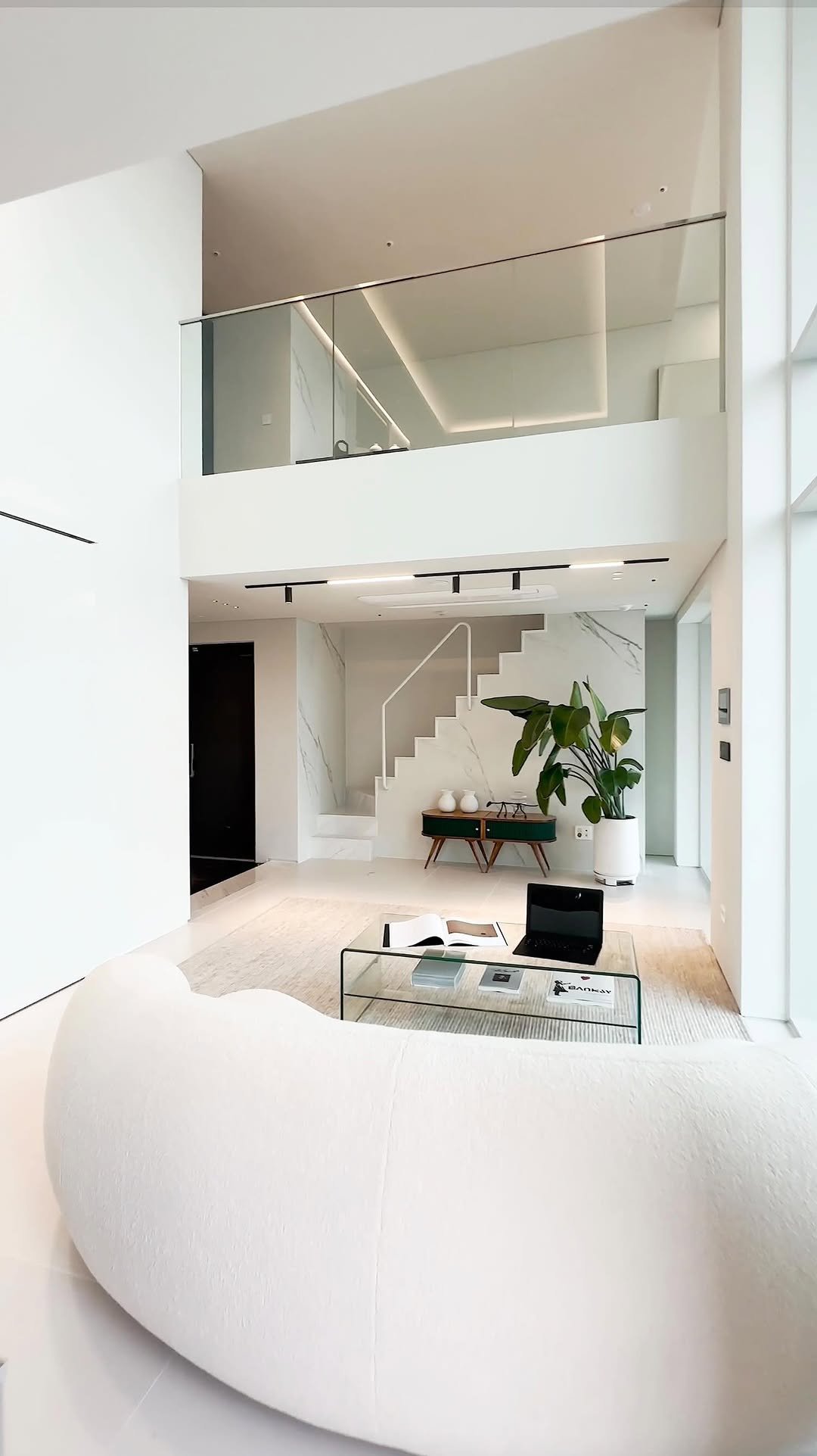 goodtaste_realty 게시물 이미지: 🏙️ 천장고 6M, 고급 오피스텔

☑️ 듀플렉스 구조 1층 거실, 2층...