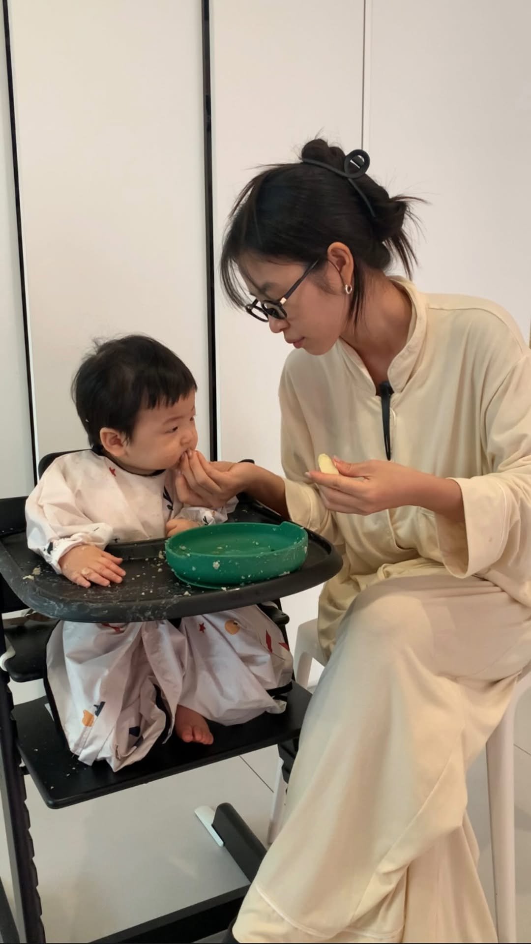 gooniini 게시물 이미지: 요즘은 계속 새벽5시부터 일어나는 
아들..너무...