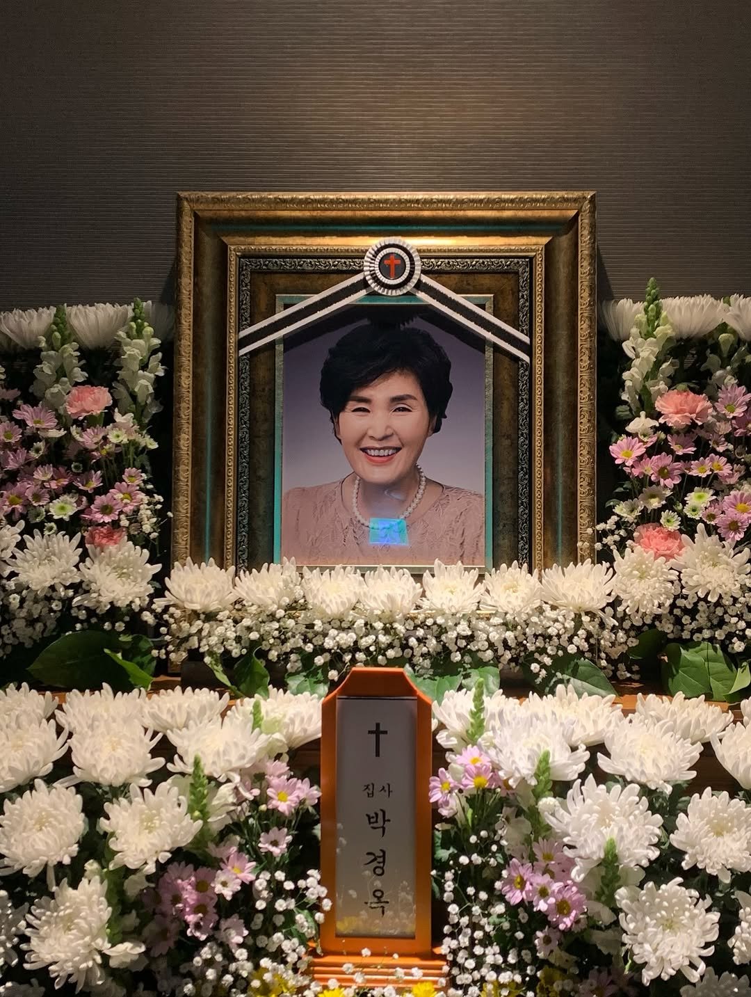 gooniini 게시물 이미지: 얼마전 꽃처럼 곱고 예쁜 저희 엄마..
갑자기 천국에 가셨어요
뭐가 그리 급하셨는지...
