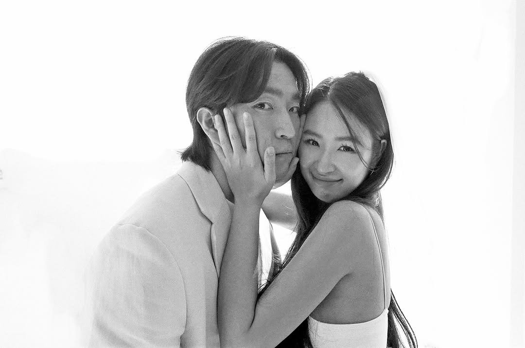 Photo by GOONIINI💚 on September 16, 2025. May be a black-and-white image of 2 people, people smiling, people kissing and text.