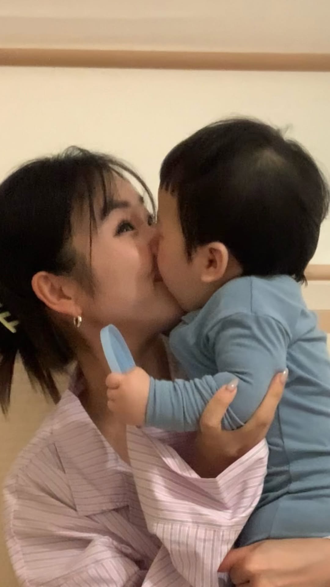 gooniini 게시물 이미지: 마지막 아들에게 첫 키칼당하고
고라니처럼 소리지르는 엄마….🤤
뽀뽀아니고 분명...