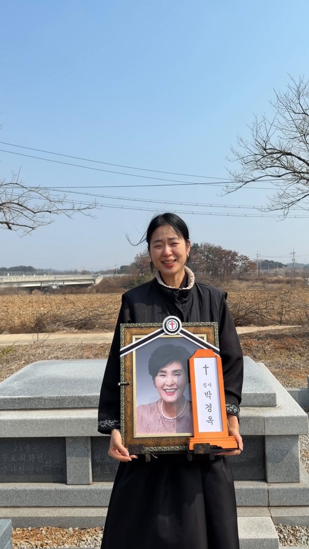 gooniini 게시물 이미지: 더이상 볼수없는 엄마가 왜이리 
사무치는지 모르겠어요 
아직 59세셨던 엄마...