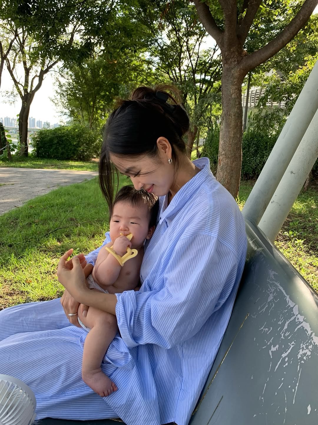 Photo by GOONIINI💚 on September 15, 2025. May be an image of 1 person, baby, picnic and text.