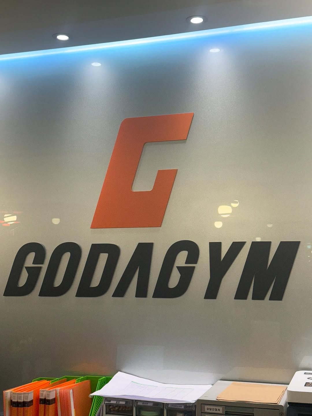 Photo by 소소하게 매일 행복해🥰 on October 28, 2025. May be an image of water bottle, punching bag, shaker and text that says 'G GODAGYM'.