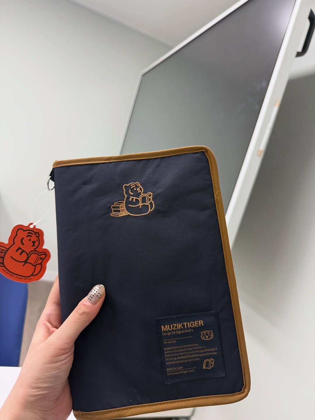 Photo by 소소하게 매일 행복해🥰 on February 12, 2026. May be an image of clipboard, pencil case, binder, purse, pouch and text.